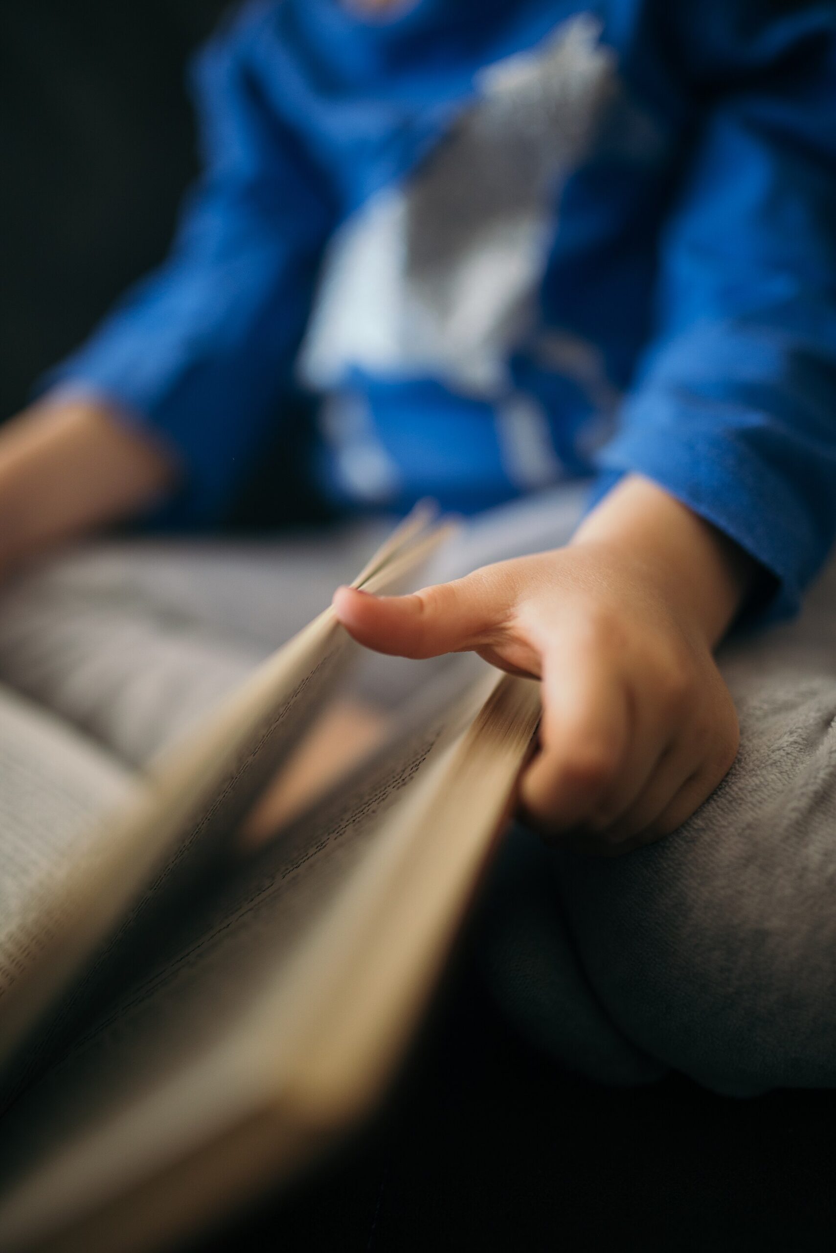 طفل يقرأ كتابًا في بيئة هادئة
